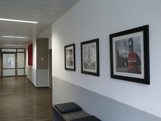 Eingangsbereich mit Blick in einen großzügig dimensionierten Flur